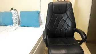 leya_gray runet wriggles in front of webcam