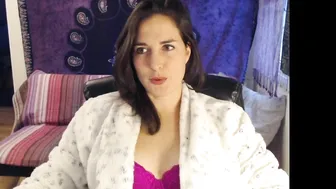 maizy_mae charming shows off her tits.