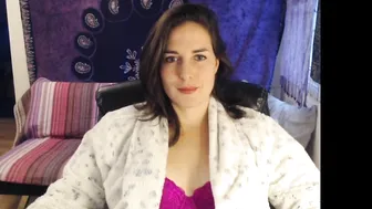 maizy_mae charming shows off her tits.