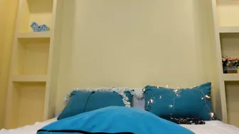 leya_gray mature masturbates in front of webcam