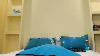 leya_gray mature masturbates in front of webcam