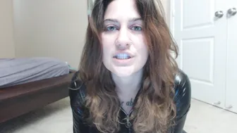 Erin Marie O'Keefe aka Goddess Green Eyed in a new apartment shows a striptease