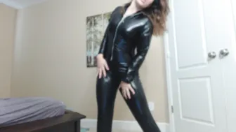 Erin Marie O'Keefe aka Goddess Green Eyed in a new apartment shows a striptease