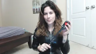 Erin Marie O'Keefe aka Goddess Green Eyed in a new apartment shows a striptease