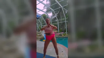 annabelleroger hottie masturbates shaved cunt