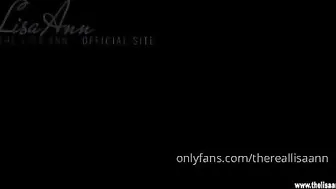 thereallisaan nice lady massages vagina