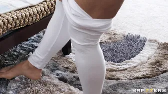 thereallisaan amazing wench fucks herself with sex toys