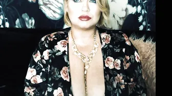 sam38 busty babe twirls big ass