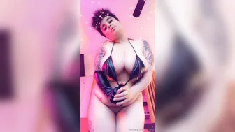 oenvyus naughty female caresses shaved cunt