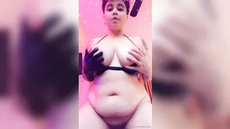 oenvyus naughty female caresses shaved cunt