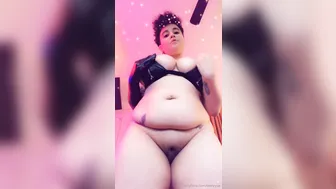 oenvyus naughty female caresses shaved cunt