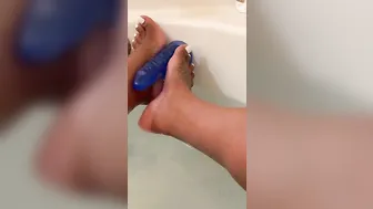 jaylap a woman with a wide pelvis gets shaved cunt