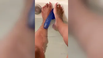 jaylap a woman with a wide pelvis gets shaved cunt