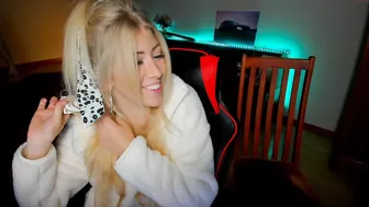 hwes_accounting cute girl shows the body