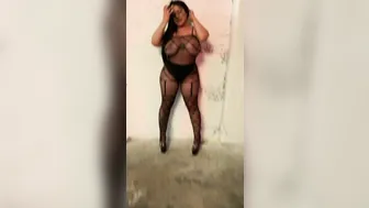 zaragox attractive lady relish fucks vagina with a sex toy