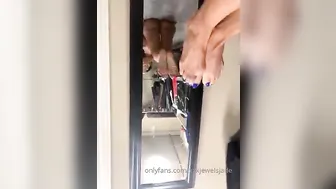 xxxjewelsjad pulls hand clit