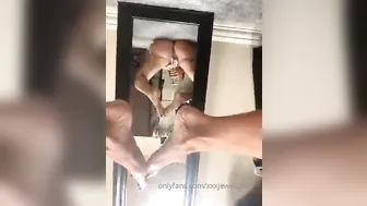 xxxjewelsjad pulls hand clit