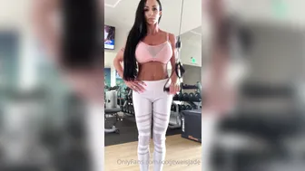 xxxjewelsjad greedily fucks herself with a toy