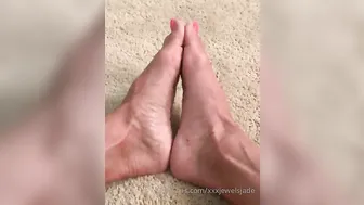 xxxjewelsjad a woman with a wide pelvis gets shaved cunt