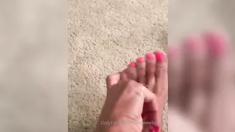 xxxjewelsjad a woman with a wide pelvis gets shaved cunt