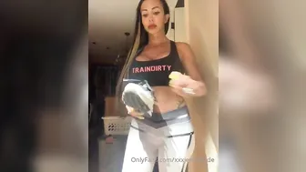 xxxjewelsjad black haired babe puts big tits