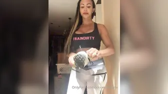 xxxjewelsjad black haired babe puts big tits