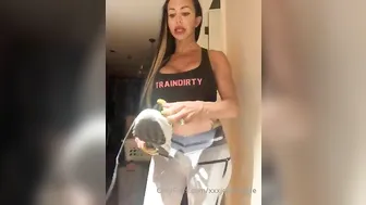 xxxjewelsjad black haired babe puts big tits