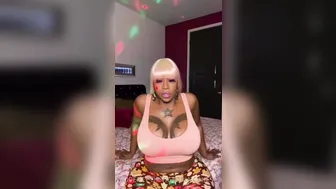 victoria may89cakes sexy hottie gently pulls pussy