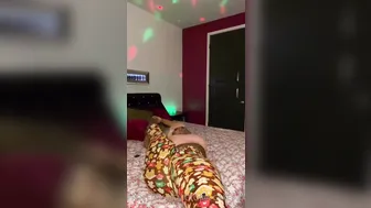 victoria may89cakes sexy hottie gently pulls pussy