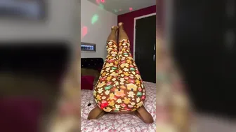 victoria may89cakes sexy hottie gently pulls pussy