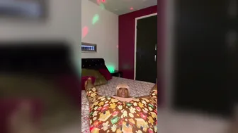 victoria may89cakes sexy hottie gently pulls pussy