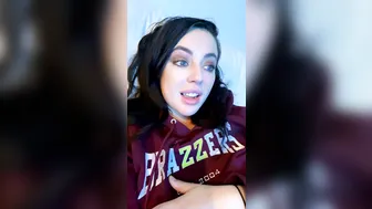 whitneywrightxxx_Stream cute babe caresses shaved cunt