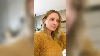 victoria may89 submissive chick makes suction