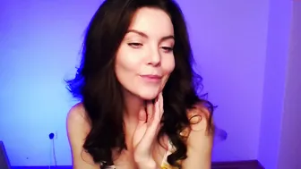 vaiolika writes pen on boobs and ass