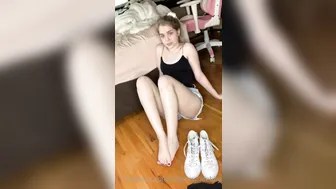 valeriewhitebb luxurious blonde passionately pulls pussy