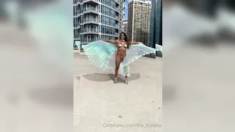 the_liones cute bitches and jerking pussy