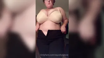 squishylynxi cute lady gently massages pussy