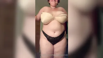 squishylynxi cute lady gently massages pussy