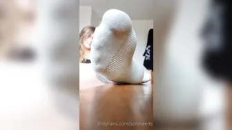 soleneed big tit babe pulls clit