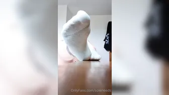 soleneed big tit babe pulls clit