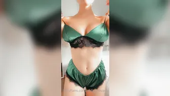 sofia_bevarl shows her sweet holes