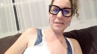 glassesmakemesmart Busty shlendra