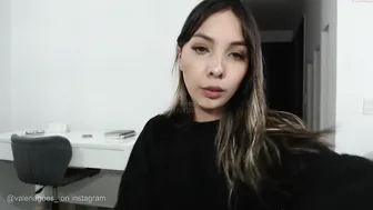 valeriagoes incredible bitch shows off her delicious ass.