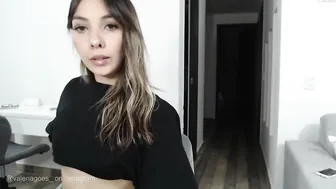 valeriagoes incredible bitch shows off her delicious ass.