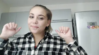 candymini adorable chick pulls the vagina with fingers