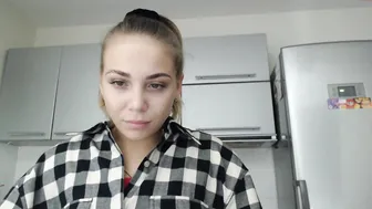 candymini adorable chick pulls the vagina with fingers