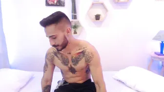 wanda_thian incredible bitch shows off her delicious ass.