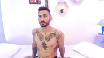 wanda_thian incredible bitch shows off her delicious ass.