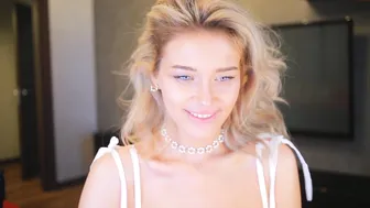 kirsten_xxx cute girl masturbates cunt at the wheel