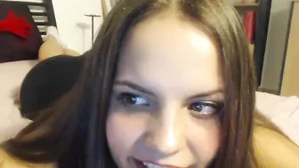 heni18hottie Beautiful lady pulls pussy